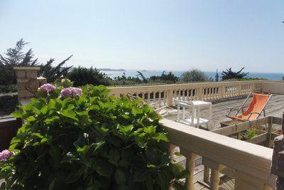 Vaste T3 de 100 m² VUE MER à ERQUYPlage et commerces à pied