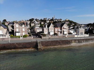 prise de vue aérienne d'une Villa sur la digue du Val-Andre vendue par l'Agence